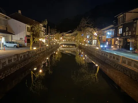 夜の静寂、水面に映る灯り