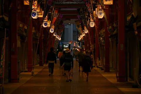 提灯灯る夜の回廊