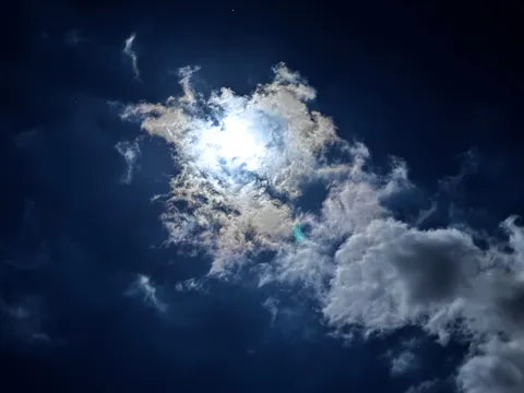 月夜に浮かぶ雲の輝き