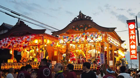 祭りの夜、灯る光と笑顔