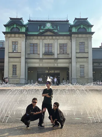 噴水と3人のクールなポーズ