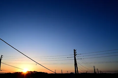 夕暮れの電線と空