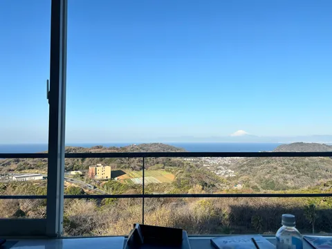 遥か、富士山と海