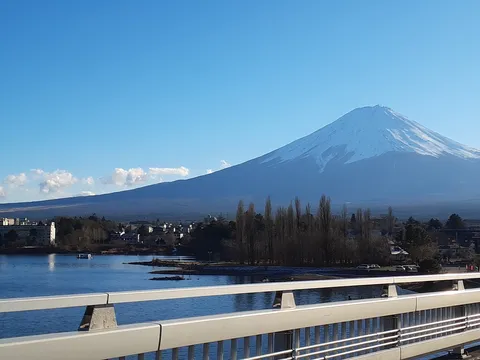 逆さ富士？いいえ、橋からの景色です！