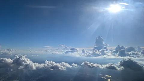 雲海に差し込む光の道