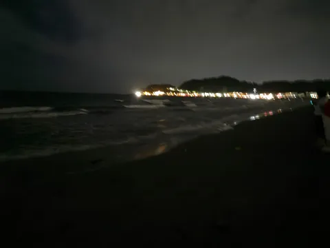 夜の海岸、灯りの残像