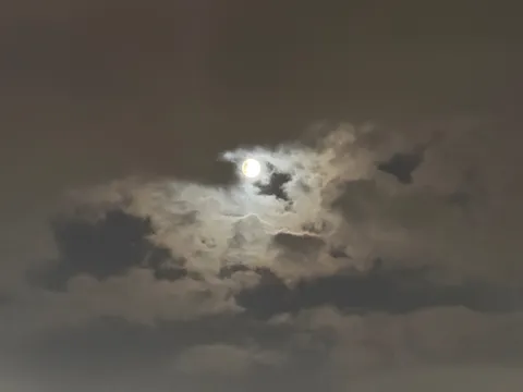 雲間から覗く月明かり
