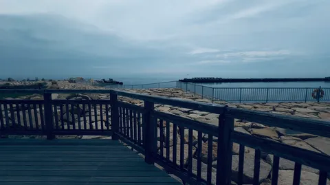 海風と石の静かな道