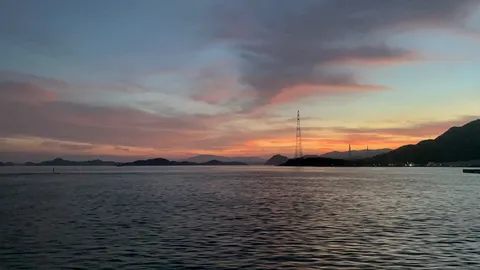 夕暮れの海にそびえるタワー