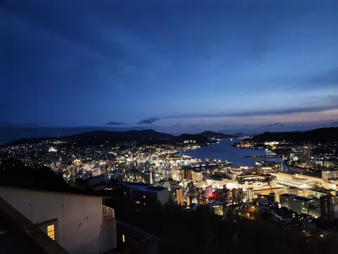 夜景と水路の光の帯
