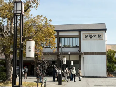 伊勢市駅の静かな午後