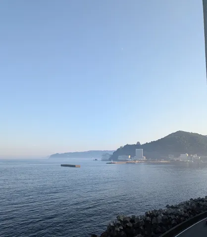 海と月の静かな潮風