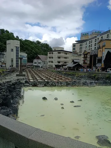 緑の温泉街が湧く風景