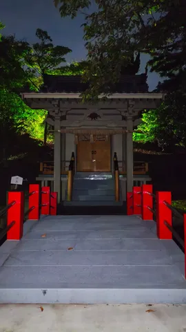 夜の静寂、神聖なる場所への誘い