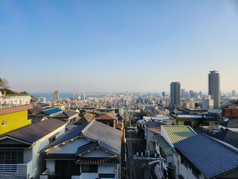 カラフル屋根の向こうに街