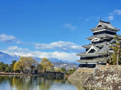 黒いお城と白いお山、水辺でクールに決めすぎ！