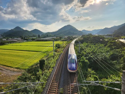 青い列車、田園をワープ中？