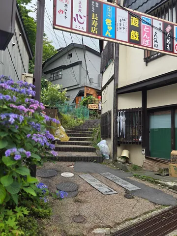 賑わい伝える看板と静かな路地