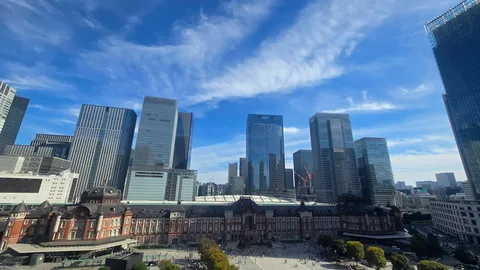 青空と煉瓦の交差点