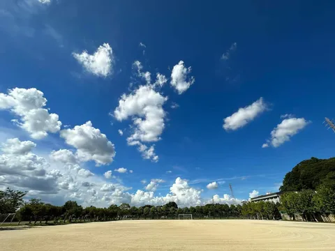 白い雲と青い空、広がる大地
