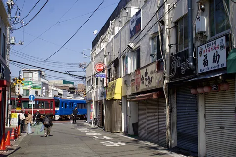 鉄道と電線の交わる街並み