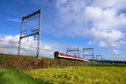 青空に映える田園の列車
