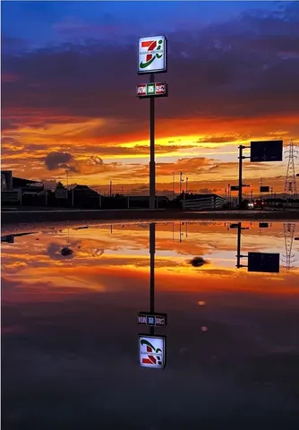 夕暮れ看板と水面の鏡像
