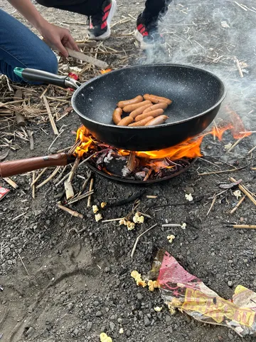 アウトドアの熱々ソーセージ