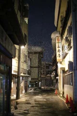 雪舞う路地の冬景色