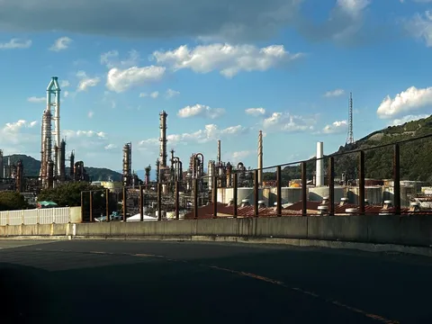 青空と工場のコントラスト