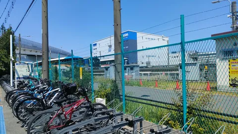 晴れ間の駐輪場とモノレール