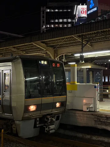 深夜の駅、静かな旅立ち
