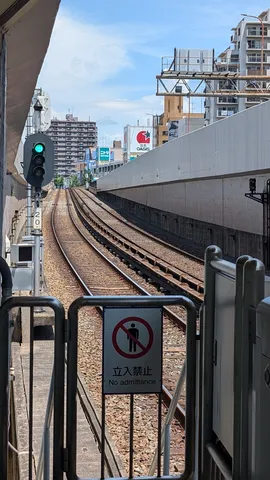 踏切の先、青空と線路のコントラスト