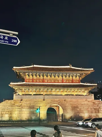韓国の夜景、歴史的建造物と交差