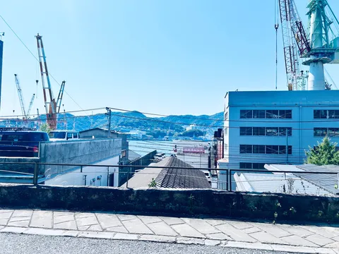 港湾の日常、空とクレーン