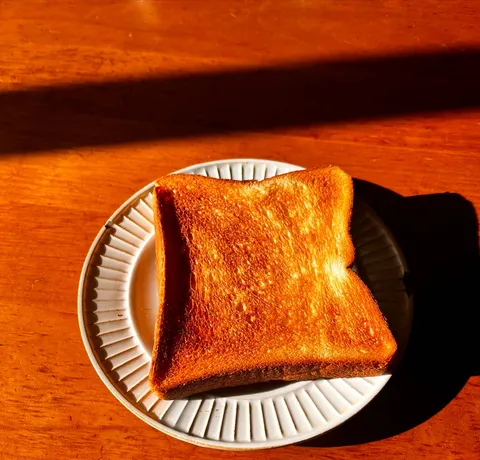 陽だまりに浮かぶ、黄金色のトースト