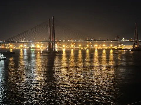 港の夜景と美しいリフレクション