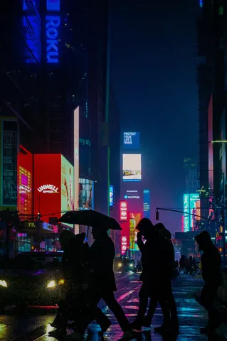 濡れた夜に溶けるネオン