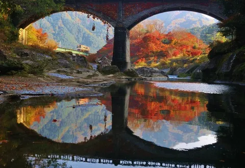 秋の水鏡に架かる橋