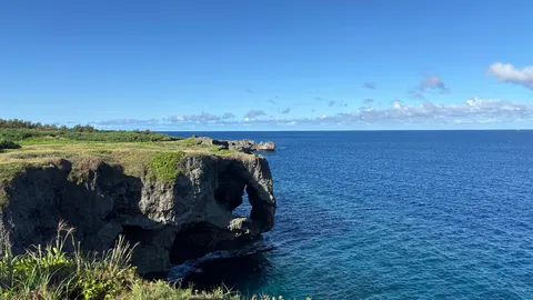 蒼い海と岩の造形美