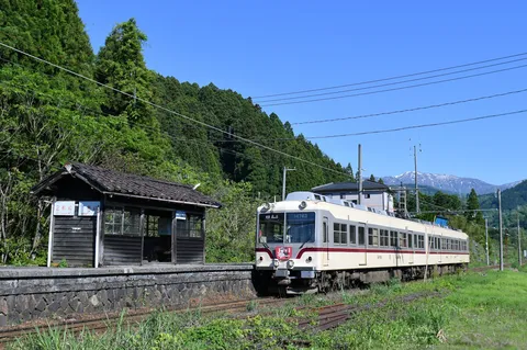 懐かしい駅舎とローカル線の風景