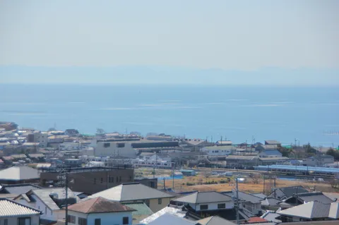 穏やかな海沿いの風景
