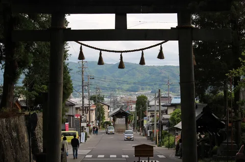 鳥居越しの街並みと緑