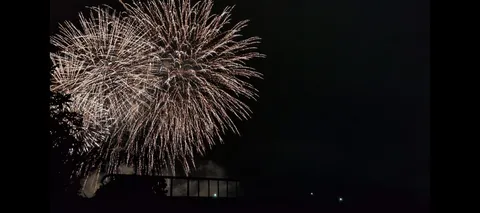 夜空に咲く光の花火