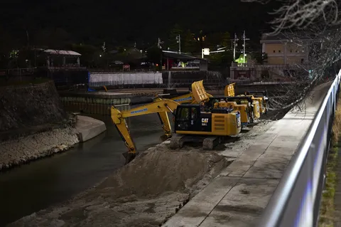夜の水辺、重機たちの静かな存在感