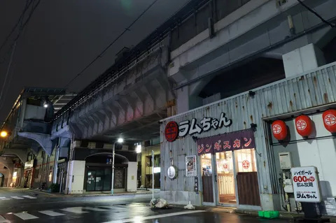夜の路地に灯る温かさ