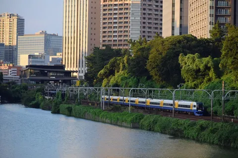 川沿いを走る都心の列車