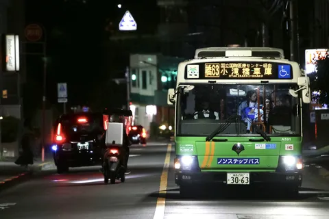 都会の夜を走る、ノンステップバス
