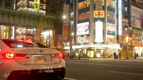ネオンに溶ける夜、東京の風景