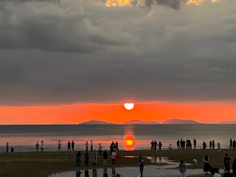 夕陽に染まる海辺のシルエット